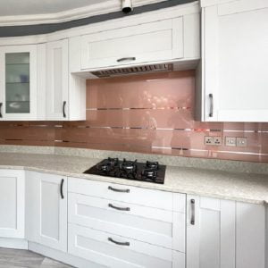 Kính bếp chỉ gương nền màu be hồng