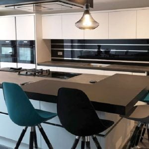 Kính bếp chỉ gương màu đen